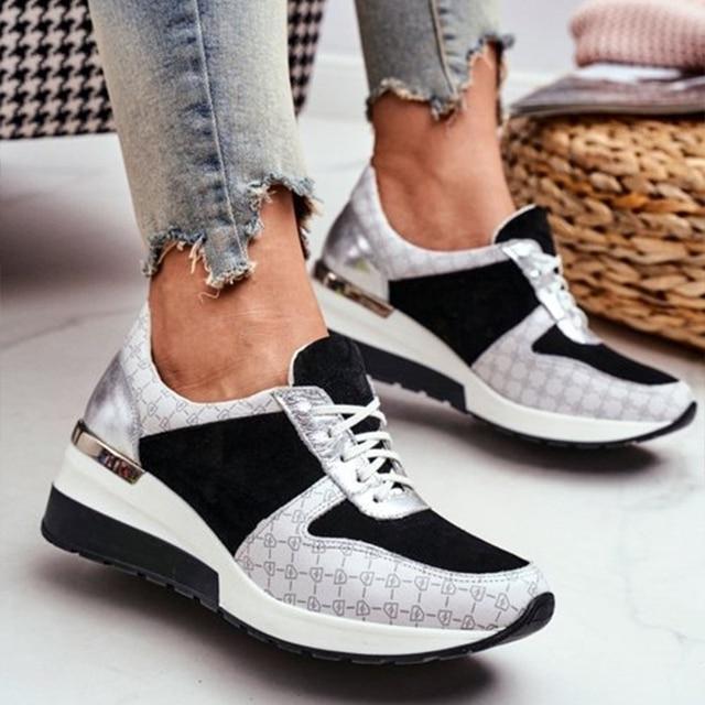 Modieuze casual damesschoenen, ergonomisch met veters in stijlvol goud, ideaal voor zomerse dagen en voetcomfort.
