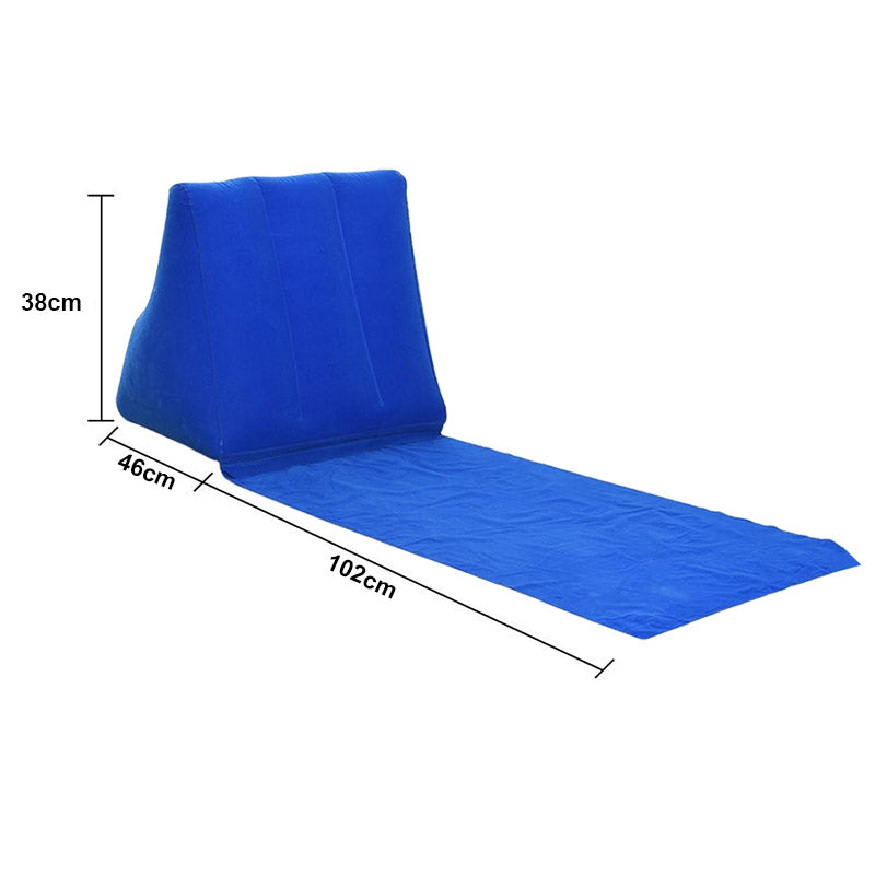 Een persoon ontspant comfortabel op de opblaasbare lounger, genietend van de rust en comfort outdoor.