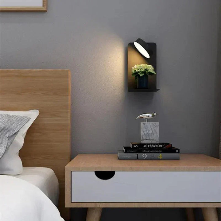 Stijlvolle multifunctionele LED wandlamp, verstelbaar met handig oplaadstation voor leeshoek of woonkamer.