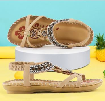 Vrouw draagt stijlvolle Bohemia zomer sandalen, benadrukt elegantie en comfort voor elke gelegenheid.