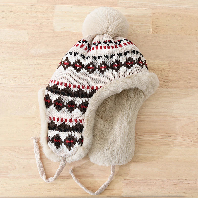 Model draagt een comfortabele unisex wintermuts met oorflappen. Ideaal voor koude dagen.