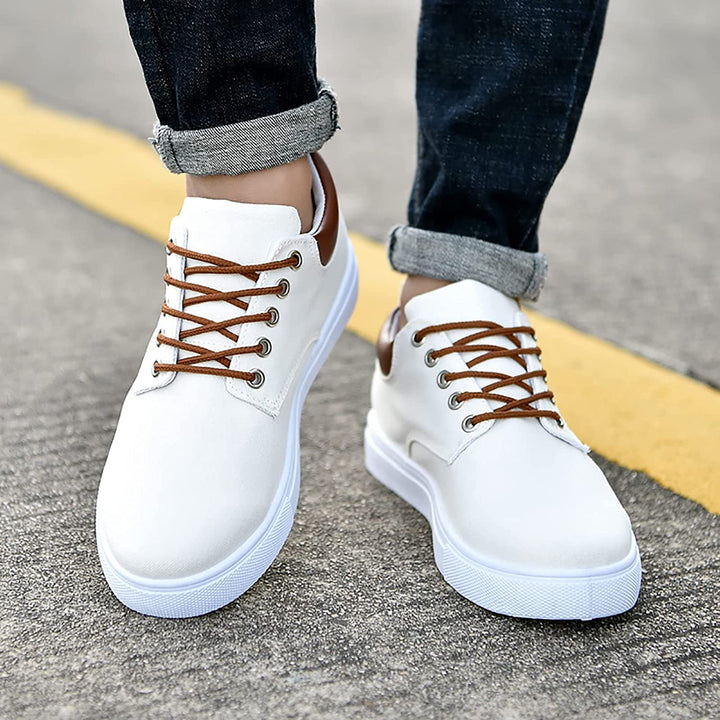 Trendy herensneakers, sportief-chique design. De ideale casual schoenen voor herfststijl.