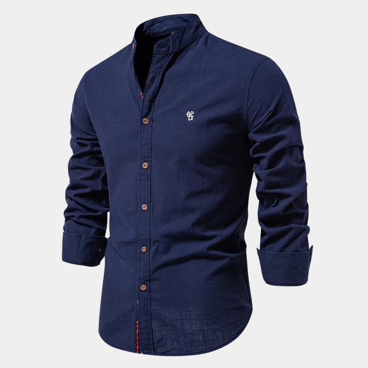 Model draagt stijlvol Hoymans herenoverhemd met lange mouwen. Essentiële bovenkleding voor mannenmode zomer.