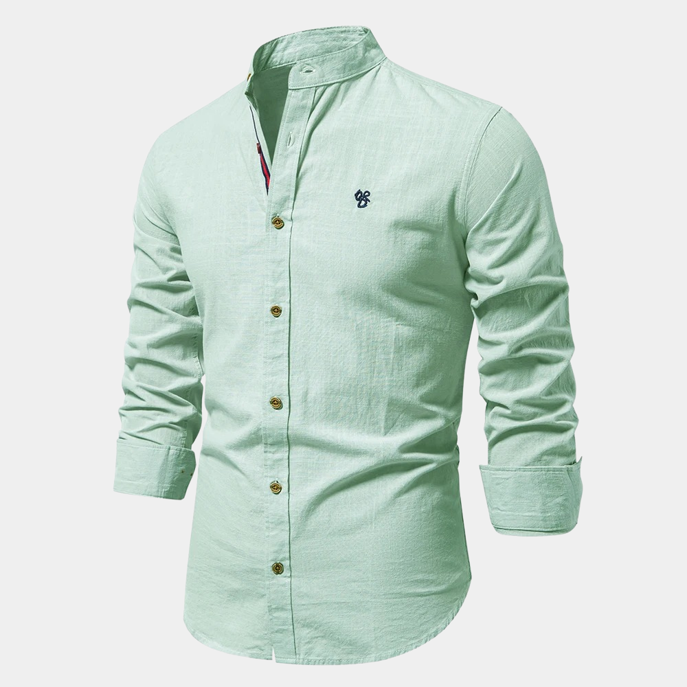 Comfortabel heren overhemd met lange mouwen, losjes gedragen voor een casual en ontspannen herenkledingstijl.