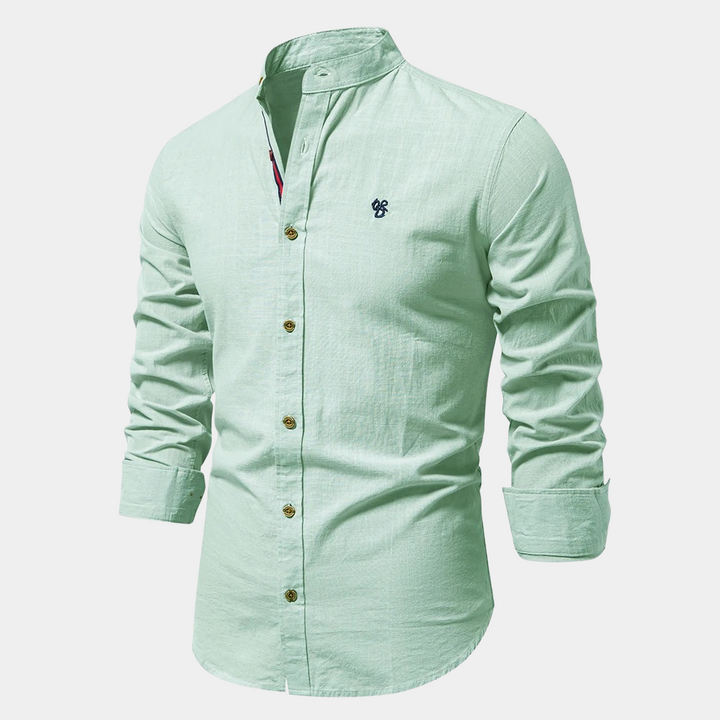 Comfortabel heren overhemd met lange mouwen, losjes gedragen voor een casual en ontspannen herenkledingstijl.