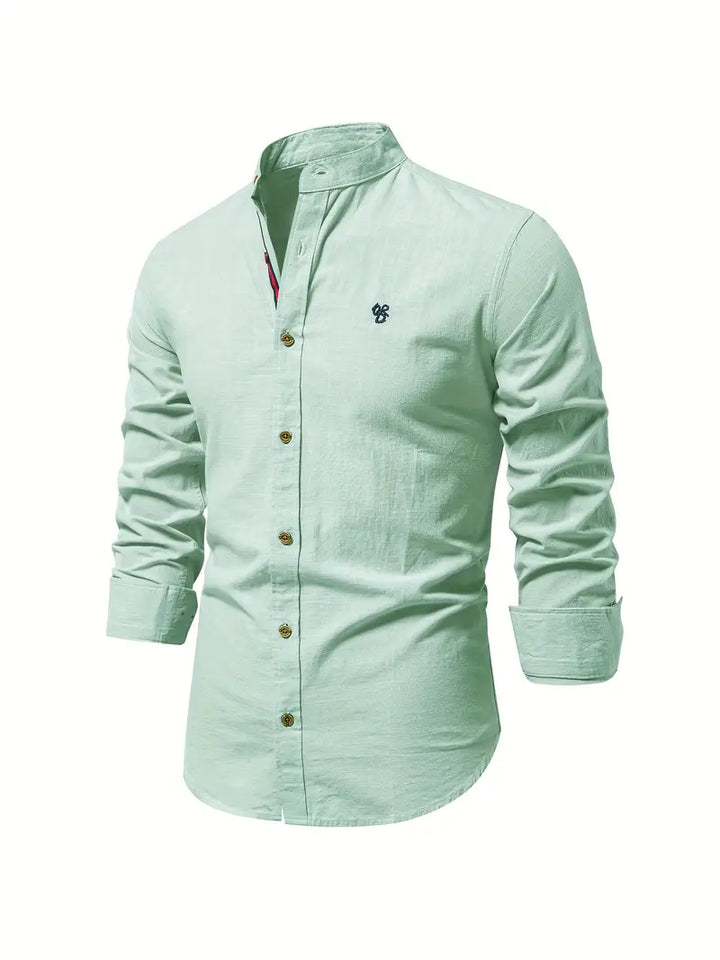 Casual herenshirt met lange mouwen, knopen en een comfortabele pasvorm. Stijlvolle lentemode voor mannen.