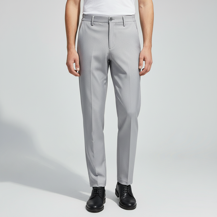 Zwarte slim fit herenbroek, zeer comfortabel dankzij de elastische taille. Essentiële mannenmode voor elke gelegenheid.