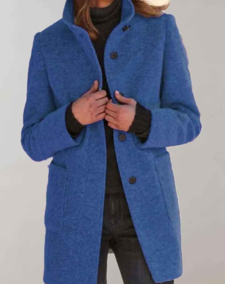 Comfortabele dames wollen jas met elegante hoge hals, uit de nieuwste collectie winter bovenkleding.