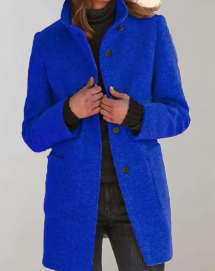 Elegante dames wollen jas met hoge hals, ideaal als warme en stijlvolle bovenkleding voor de winter.