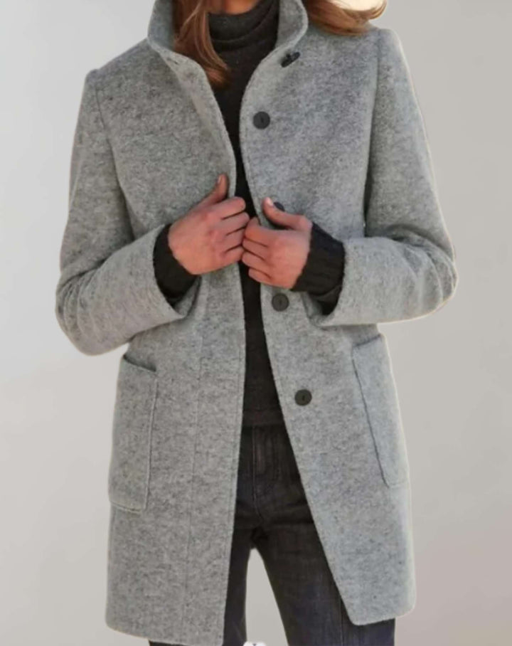Modieuze damesjas van wol met hoge hals, een warme en stijlvolle toevoeging aan je wintergarderobe.