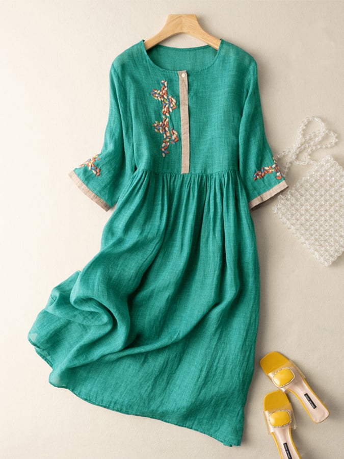 Stijlvolle geborduurde ethno-jurk voor dames. Een comfortabele boho chic zomerjurk met opvallend design.