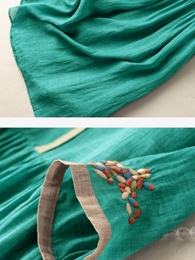 Voorkant van de geborduurde damesjurk in ethno-stijl. Comfortabele en chique zomerjurk met uniek patroon.