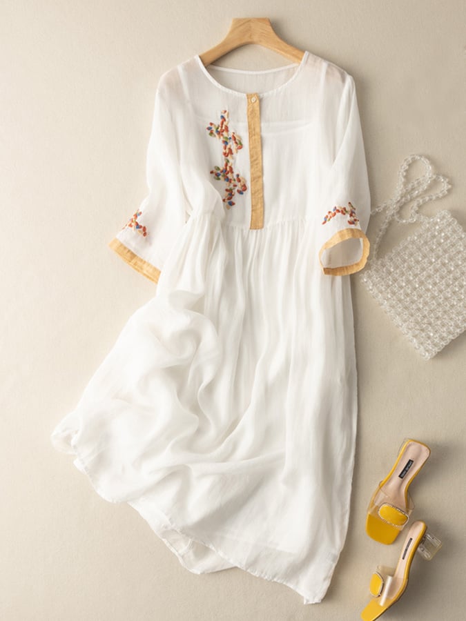 Dames geborduurde zomerjurk met halflange mouw en losse pasvorm. Perfecte ethno-stijl jurk voor comfort en chic.