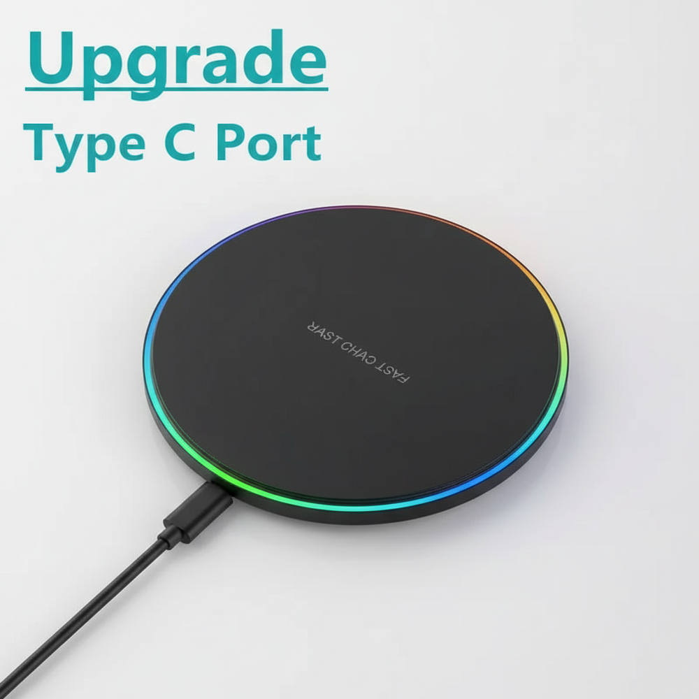 Smartphone wordt draadloos opgeladen op de compacte 30W snellader, strak design voor elk bureau.