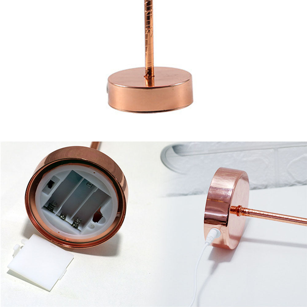 Sfeervolle struisvogel nachtlamp met rosegouden voet; een uniek cadeau en woonaccessoire.