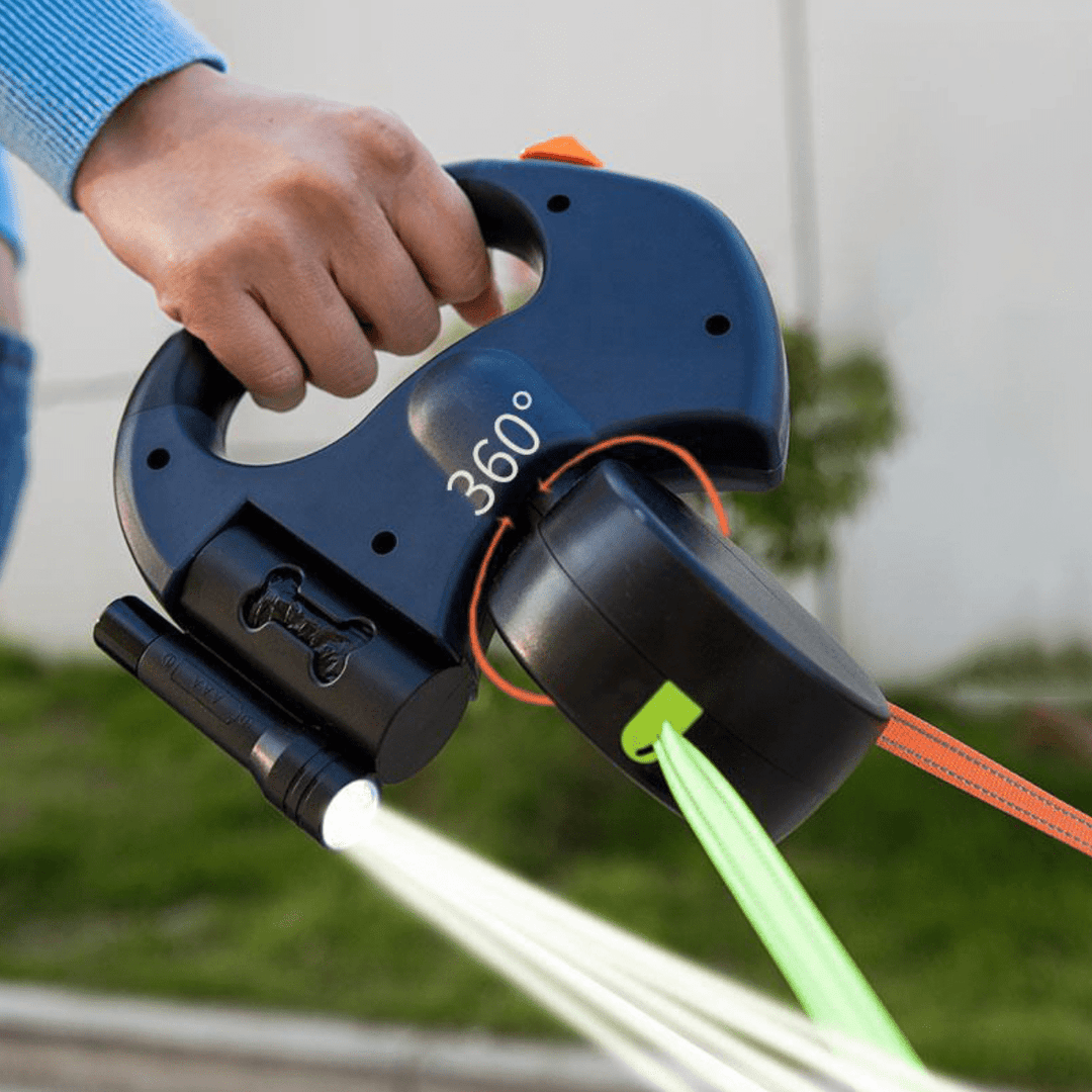 Veilige dubbele hondenriem met zaklamp en reflecterende details, geschikt voor huisdieren en avondwandelingen.