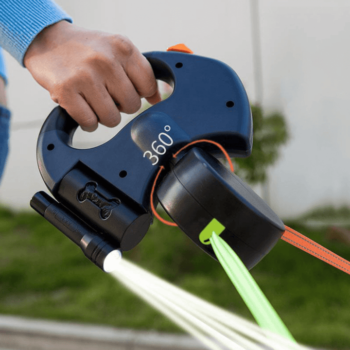 Veilige dubbele hondenriem met zaklamp en reflecterende details, geschikt voor huisdieren en avondwandelingen.