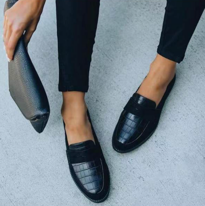 Elegante zwarte dames sneakers Lea met modern design, bieden ultiem comfort voor de modebewuste vrouw.