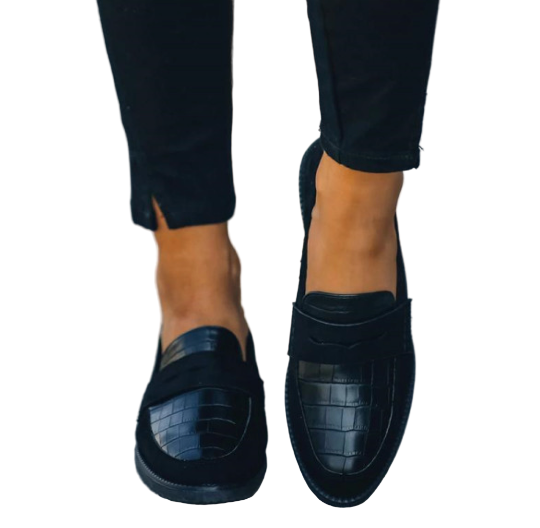 Zwarte dames loafers, comfortabel en plat, ideaal voor dagelijks gebruik en voetcomfort.