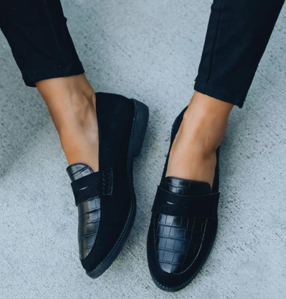 Stijlvolle zwarte dames sneakers Lea, ideaal voor lente/zomer casual mode en comfortabele wandelingen.