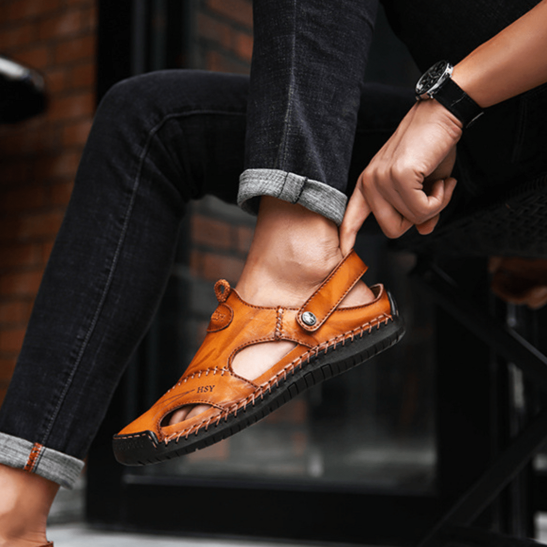 Donkerbruine verstelbare herensandalen, ideaal voor casual zomercomfort. Ademende sandalen voor heren.