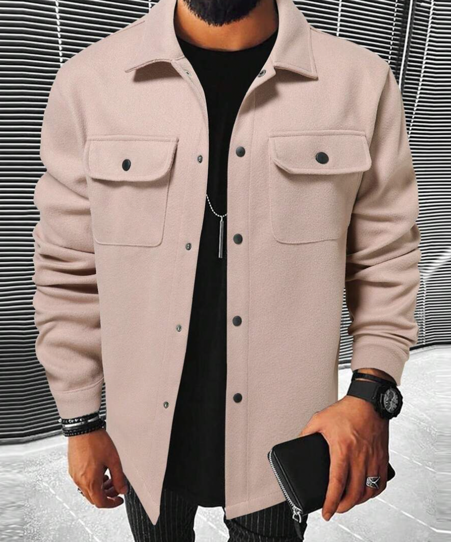 Model draagt warm heren overshirt met borstzakken, comfortabele herfst/winter casual mode.