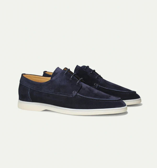 Detail van de zool en veters van de comfortabele Diederik heren loafers in zwart leer.
