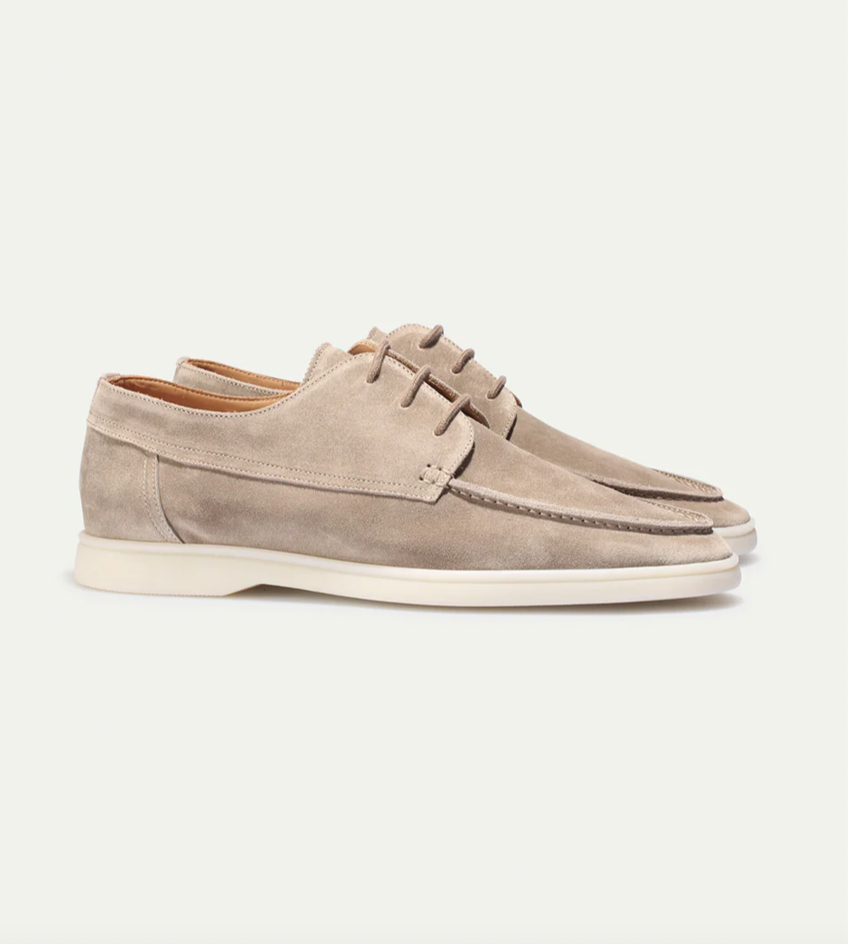 Detailopname van de textuur van deze hoogwaardige herenschoenen: elegante en comfortabele instappers.