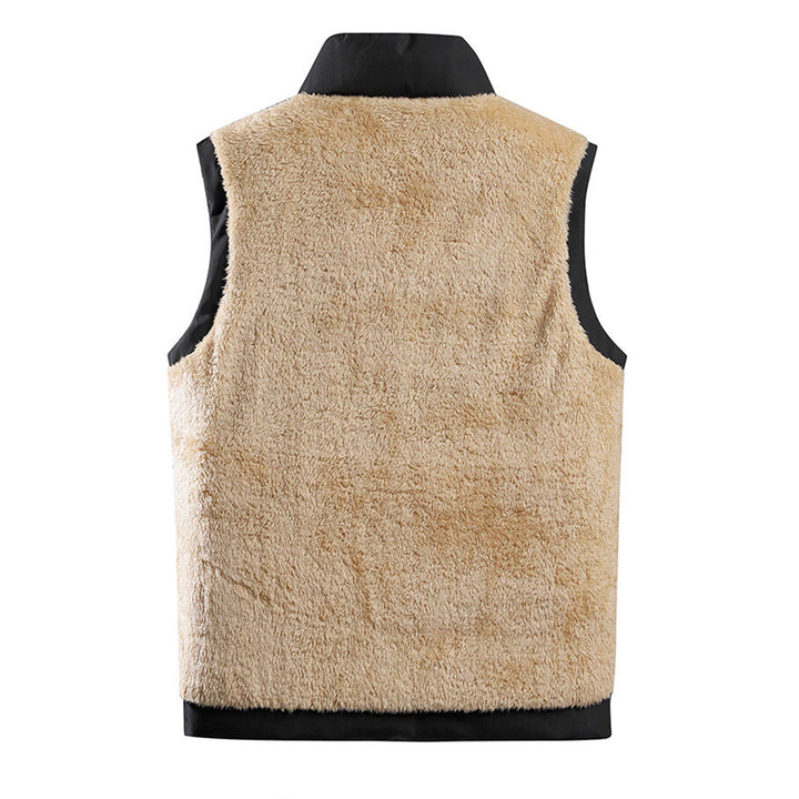 Man draagt lichtgewicht heren bodywarmer met bont. Geschikt voor outdoor & stijlvolle herenkleding.