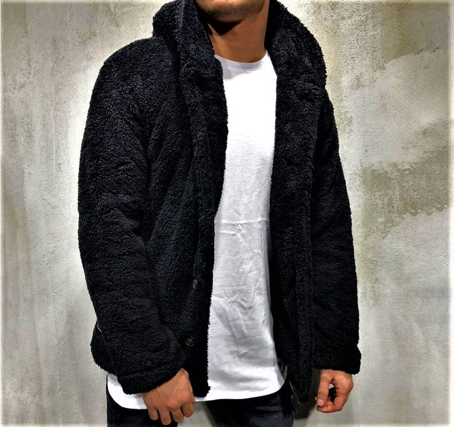 Model draagt getailleerde heren hoodie, casual en sportief, perfect voor elk seizoen.