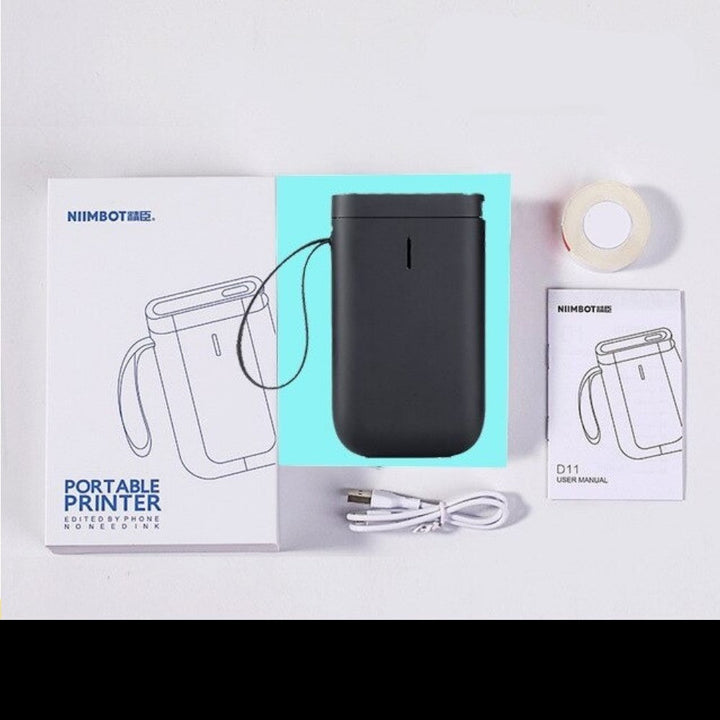 Een hand houdt de lichte, draagbare Bluetooth labelprinter vast, klaar om overal te labelen.