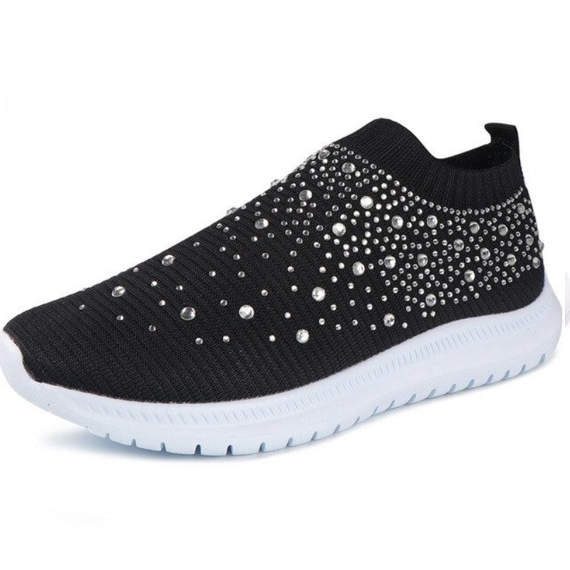 Close-up van de sprankelende strass details op de modieuze dames sneakers.