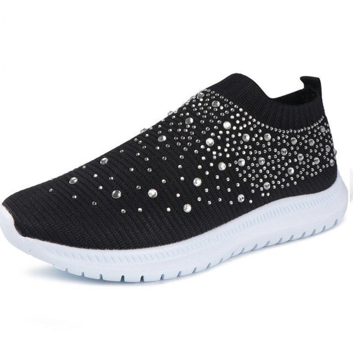 Close-up van de sprankelende strass details op de modieuze dames sneakers.
