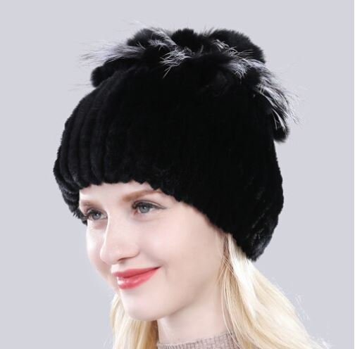 Luxe druifkleurige dames bontmuts van echt vossenbont, biedt superieure warmte en stijl.