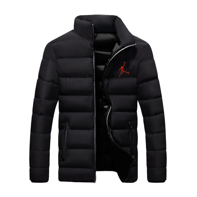 Model draagt comfortabel heren pufferjack. Warme winterjas, perfect voor koude winterdagen.
