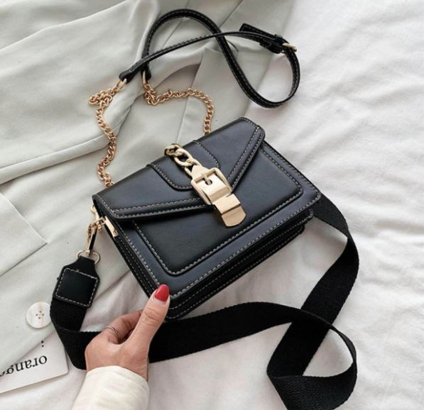 Modieuze zwarte PU leren sling bag met kettingdetails, compacte handtas voor dames.
