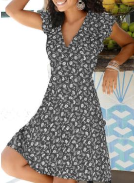 Model draagt een chique dames zomerjurk met V-hals, bloemenprint en korte mouwen.