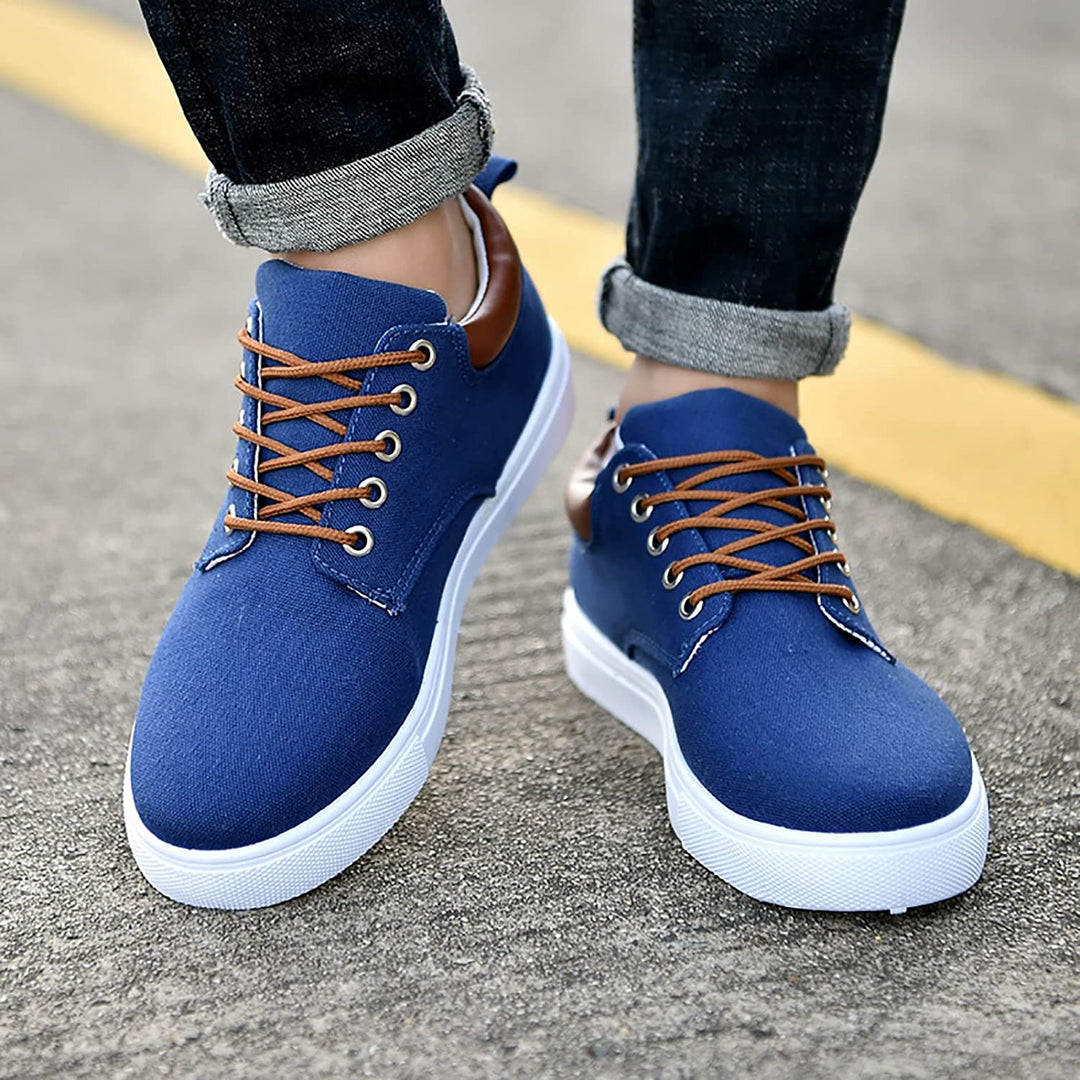 Lage sportieve sneakers, ontworpen voor comfort en een moderne uitstraling.