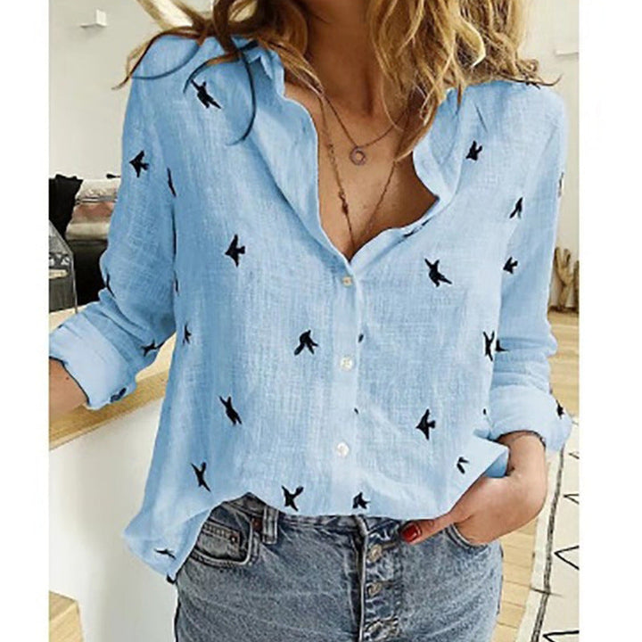 Chloë damesblouse met vrolijke vogeltjesprint, comfortabele losse pasvorm en halve mouw.