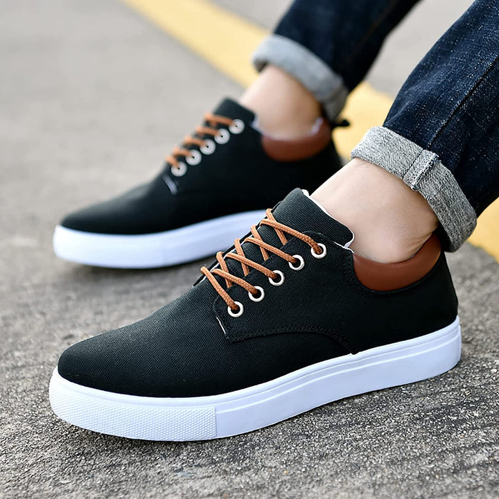 Stijlvolle heren casual schoenen, lage sneakers met veters voor een trendy herfststijl.