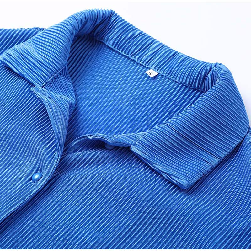 Blazer van de dames loungeset, losjes gedragen over een top. Veelzijdige stijlopties.