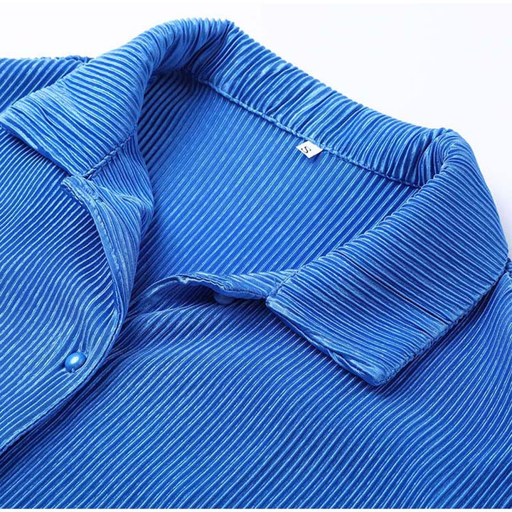 Blazer van de dames loungeset, losjes gedragen over een top. Veelzijdige stijlopties.