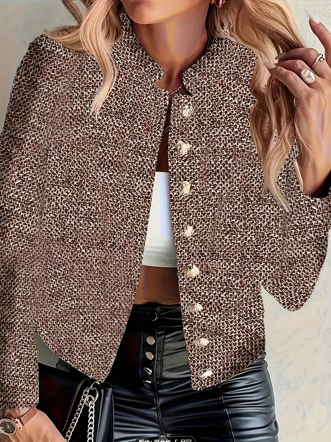 Chique dames blazer, kort design, met luxe gouden knopen. Een must-have voor je herfst/winter garderobe.