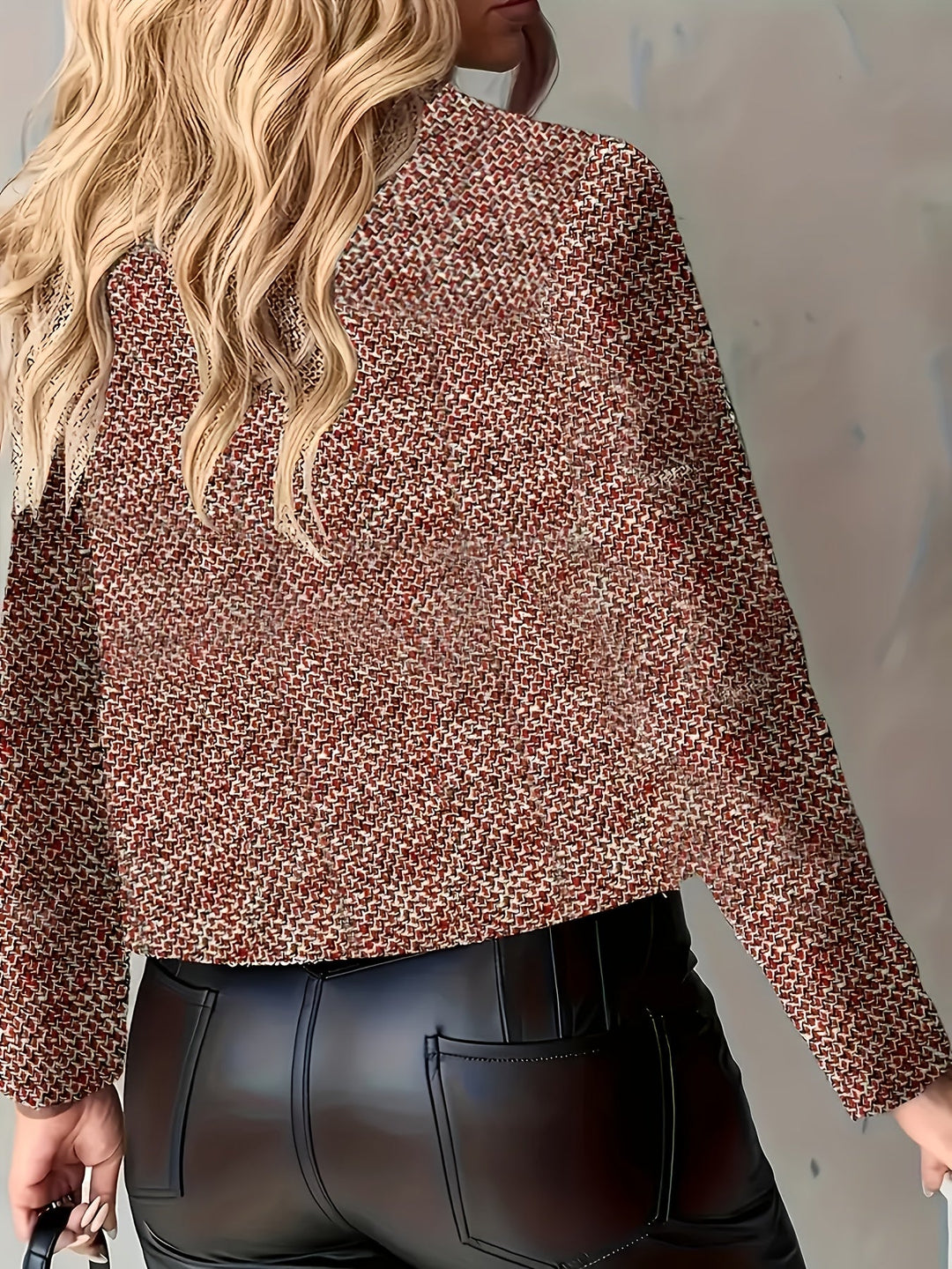 Zakelijke en stijlvolle dames blazer, kort model, verfijnd met gouden knopen. Tijdloos en veelzijdig.