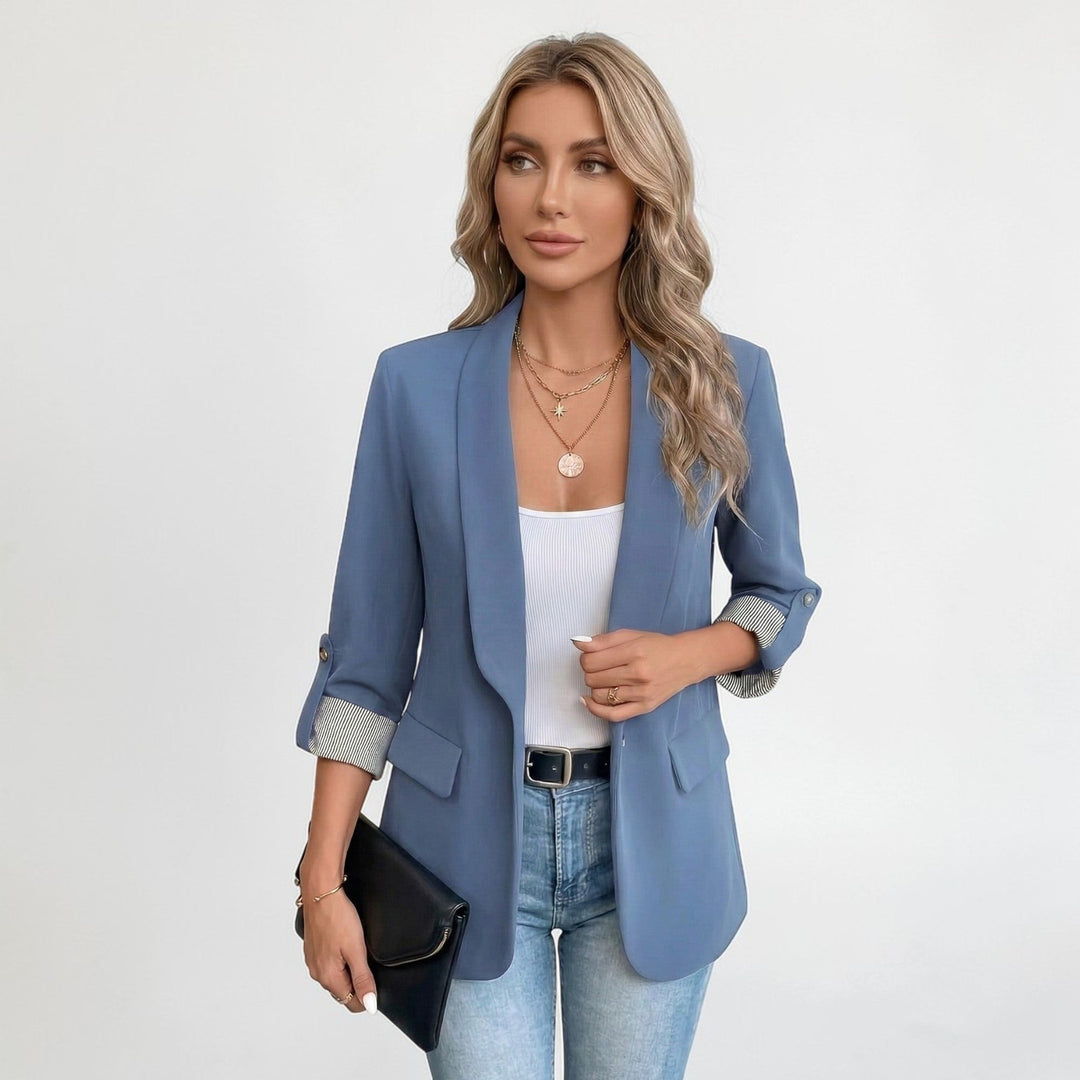 Stijlvolle blauwe damesblazer, regular fit, perfect voor een tijdloze en elegante look; ideaal voor kantoor of vrije tijd.