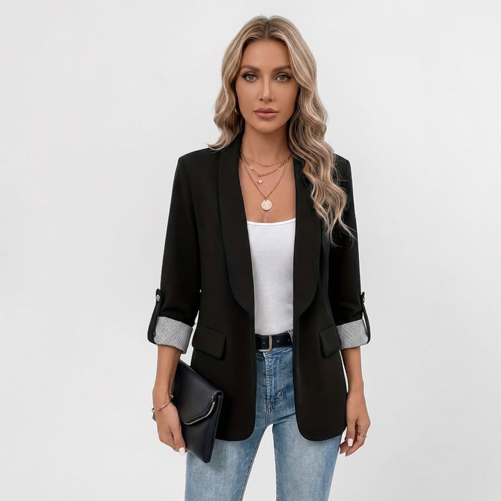 Zwarte damesblazer (regular fit), tijdloos en veelzijdig voor zowel zakelijke als casual gelegenheden; lente/herfst mode.