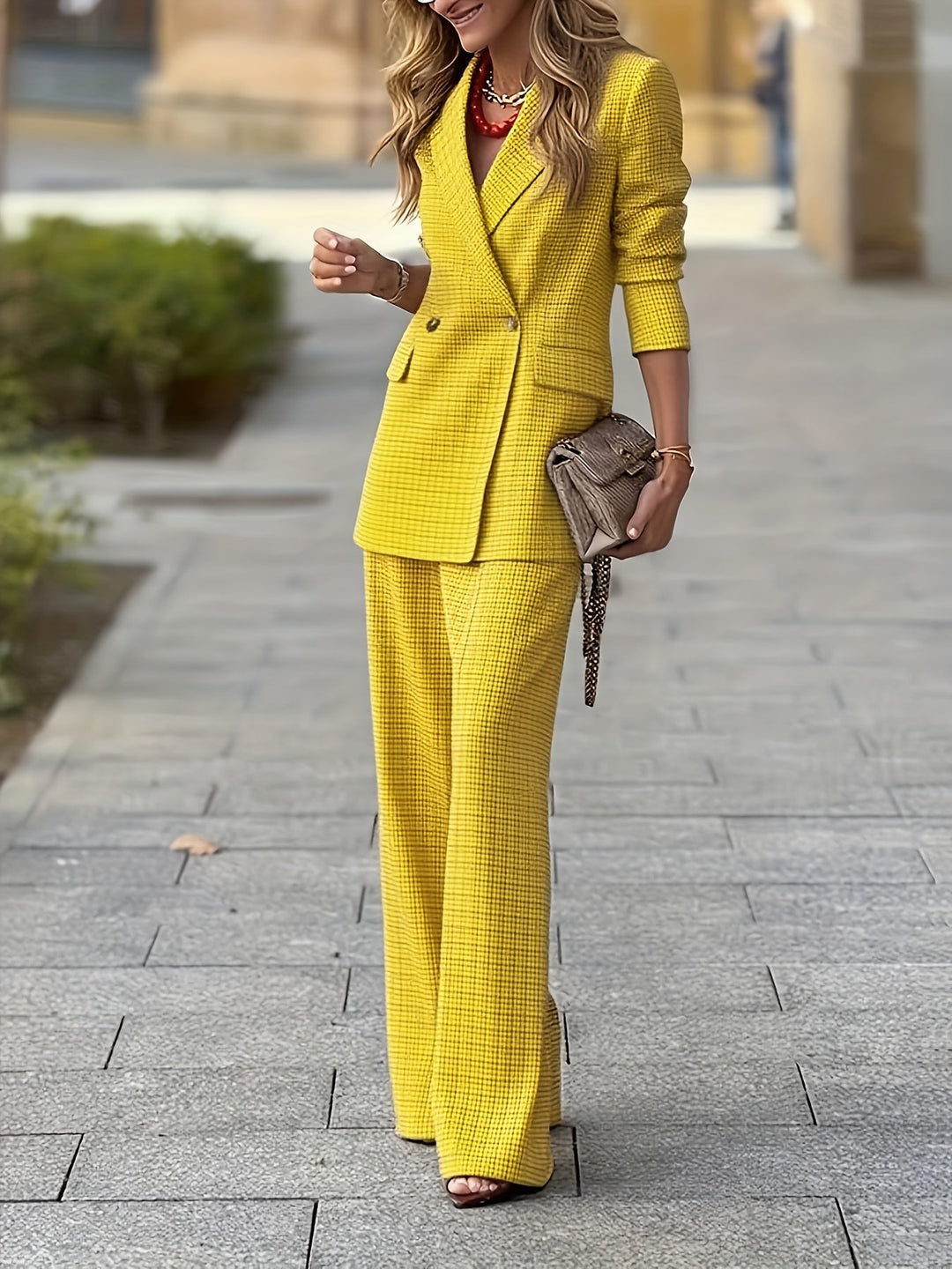 Complete dames outfit: double-breasted blazer en wijde pijpen broek. Een veelzijdige, moderne set voor elke vrouw.