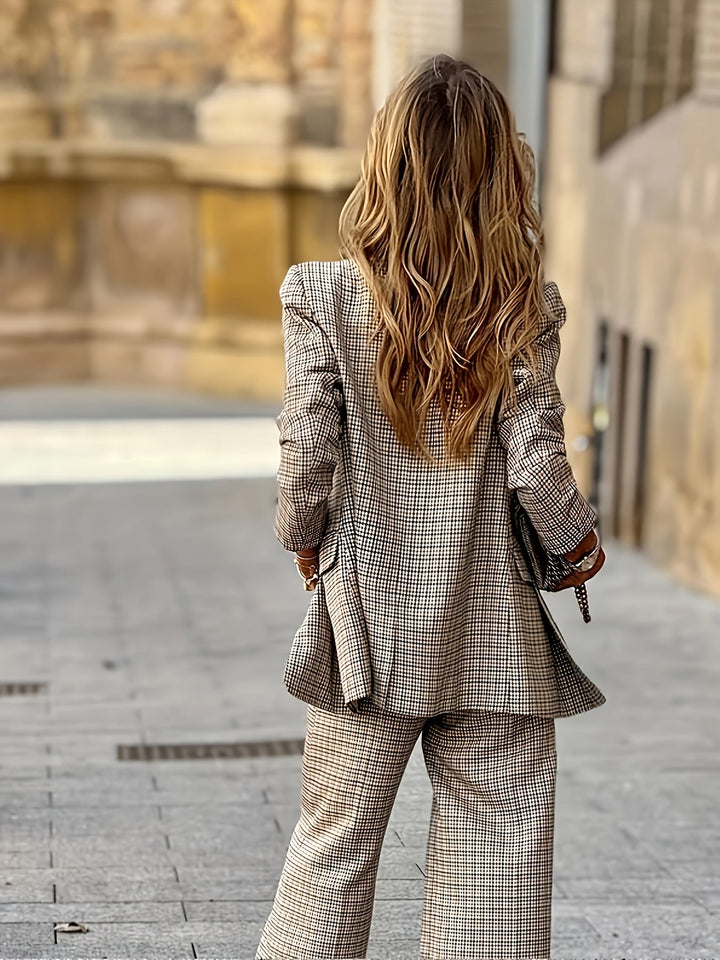Dames double-breasted blazer set met broek met wijde pijpen. Een elegante en complete moderne outfit.