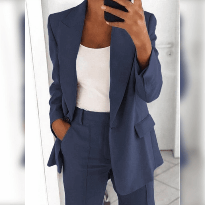 Stijlvolle getailleerde dames blazer uit een veelzijdige set, ideaal als kantooroutfit.