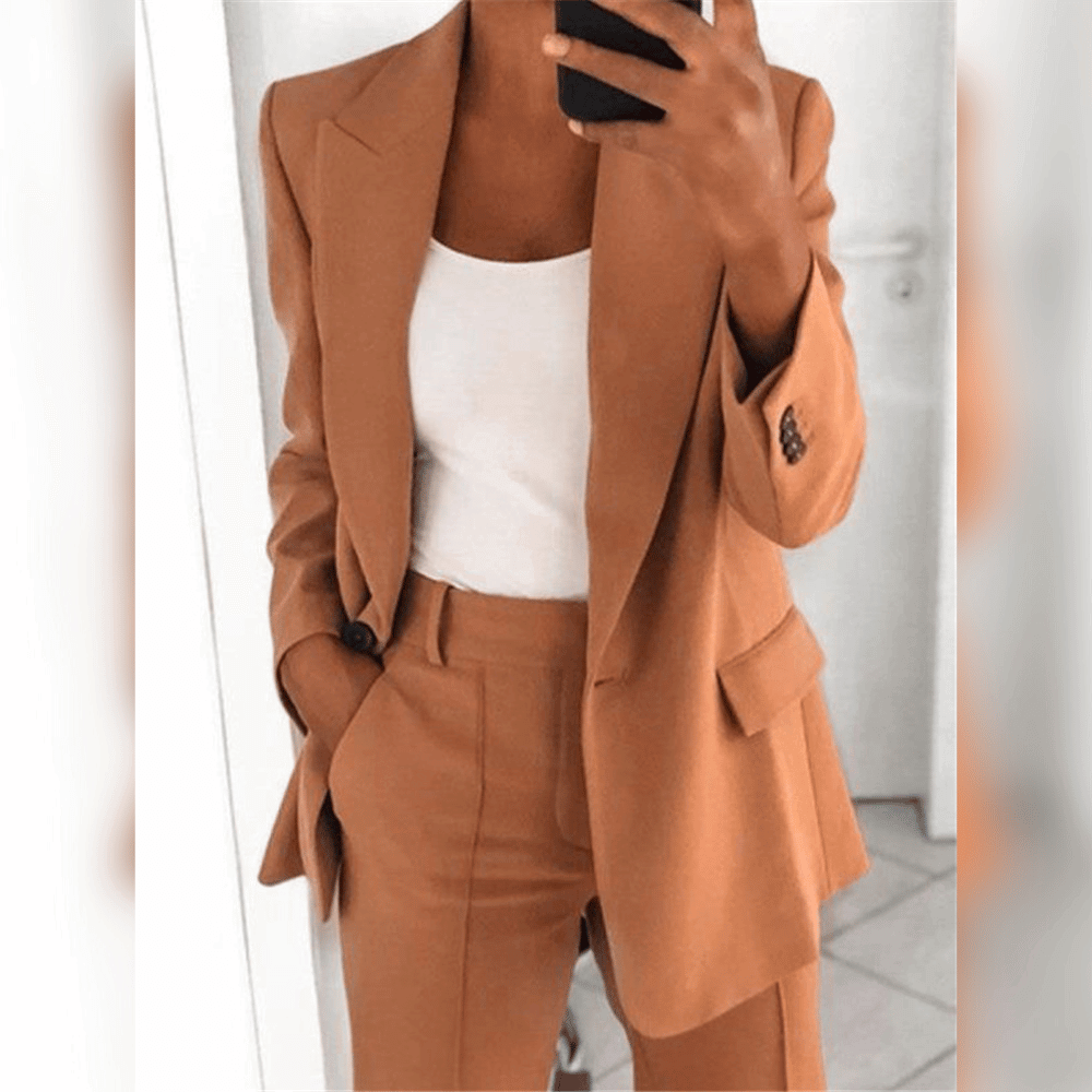 Zakelijke dames blazer set voor een chique look, twee-delig met stijlvolle getailleerde pasvorm.
